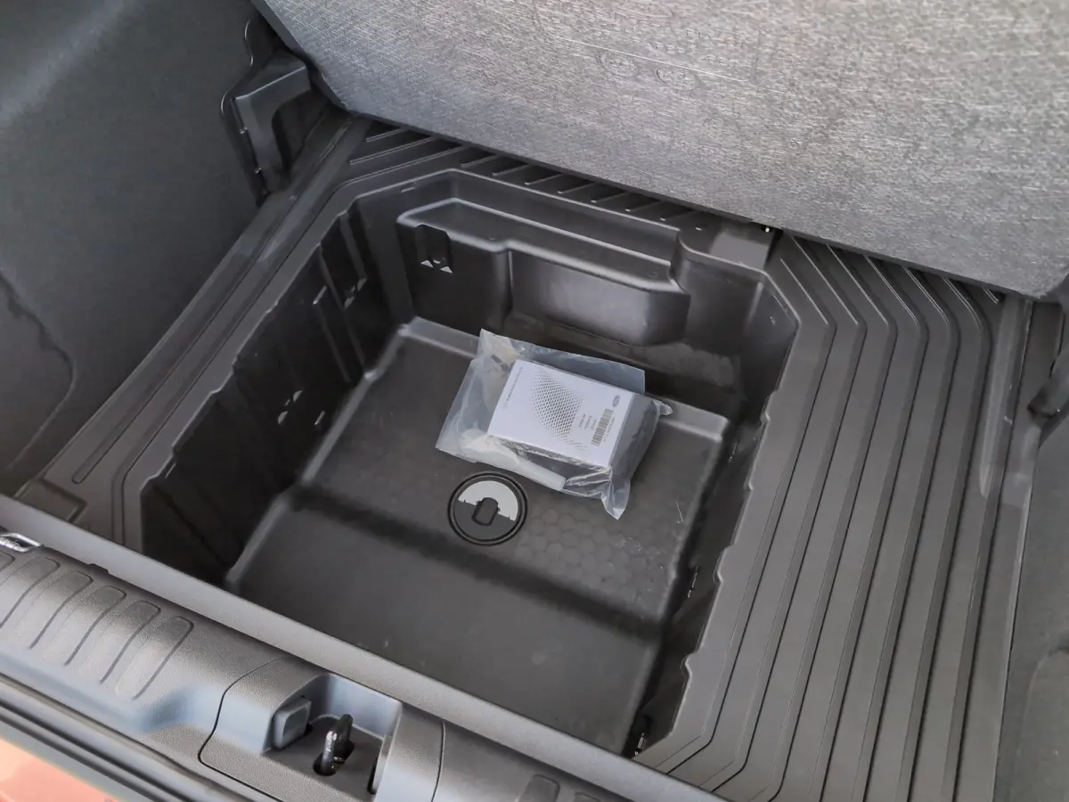 Titanium | WINTER PAKKET | ELEKTRISCHE ACHTERKLEP | CAMERA | DRAADLOZE CARPLAY | Achteruitrijcamera | Apple Carplay/Android Auto | Comfort-pakket
