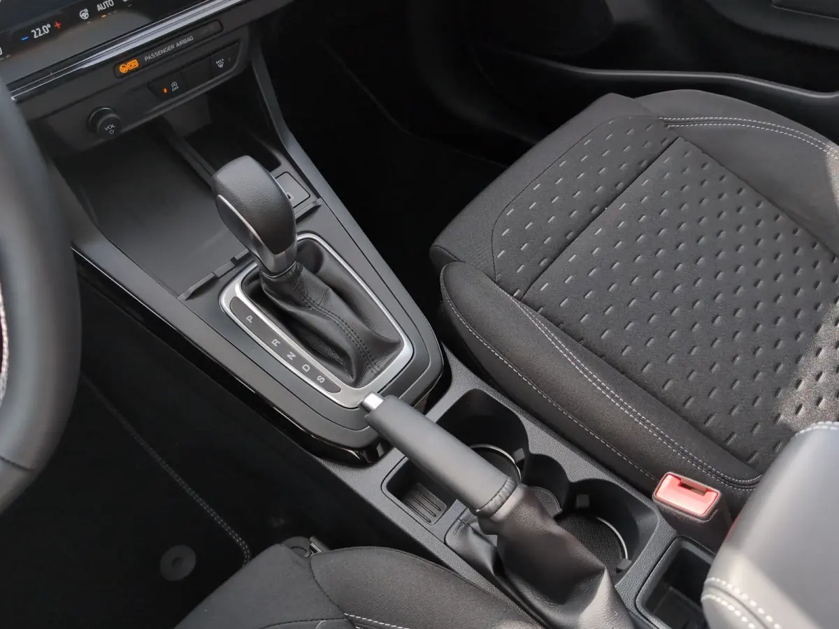 Titanium | WINTER PAKKET | ELEKTRISCHE ACHTERKLEP | CAMERA | DRAADLOZE CARPLAY | Achteruitrijcamera | Apple Carplay/Android Auto | Comfort-pakket