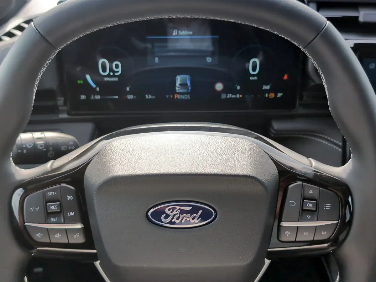 Titanium | WINTER PAKKET | ELEKTRISCHE ACHTERKLEP | CAMERA | DRAADLOZE CARPLAY | Achteruitrijcamera | Apple Carplay/Android Auto | Comfort-pakket