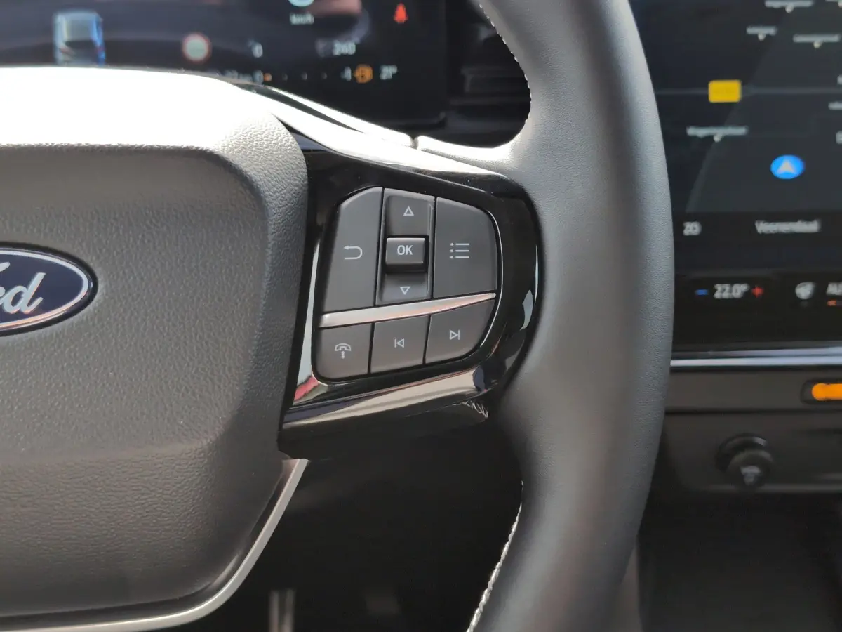 Titanium | WINTER PAKKET | ELEKTRISCHE ACHTERKLEP | CAMERA | DRAADLOZE CARPLAY | Achteruitrijcamera | Apple Carplay/Android Auto | Comfort-pakket