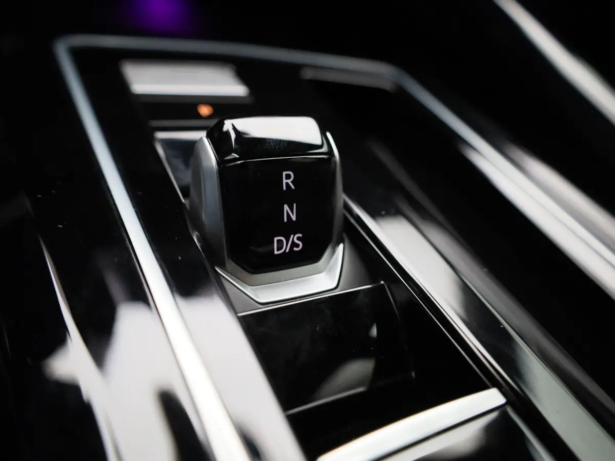 1.5 eTSI R-Line 150 PK | Automaat | Climate Control | Stoelverwarming | Stuurverwarming | Adaptive Cruise Control | Lane Assist | Achteruitrijcamera | All Season banden |