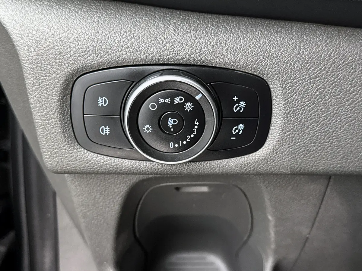 300 2.0 TDCI L2H1 Limited DC 170pk Navigatie Leder Dubbele cabine Trekhaak Camera