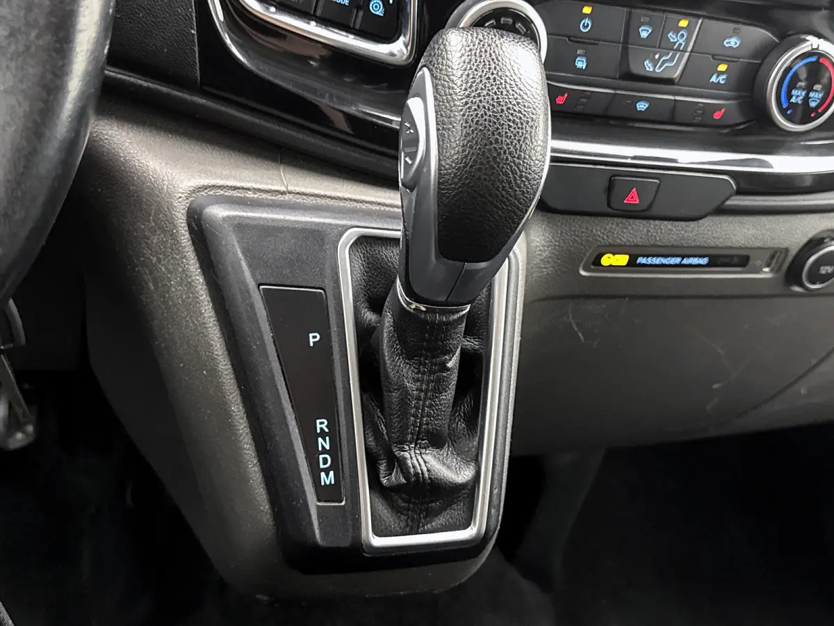 300 2.0 TDCI L2H1 Limited DC 170pk Navigatie Leder Dubbele cabine Trekhaak Camera