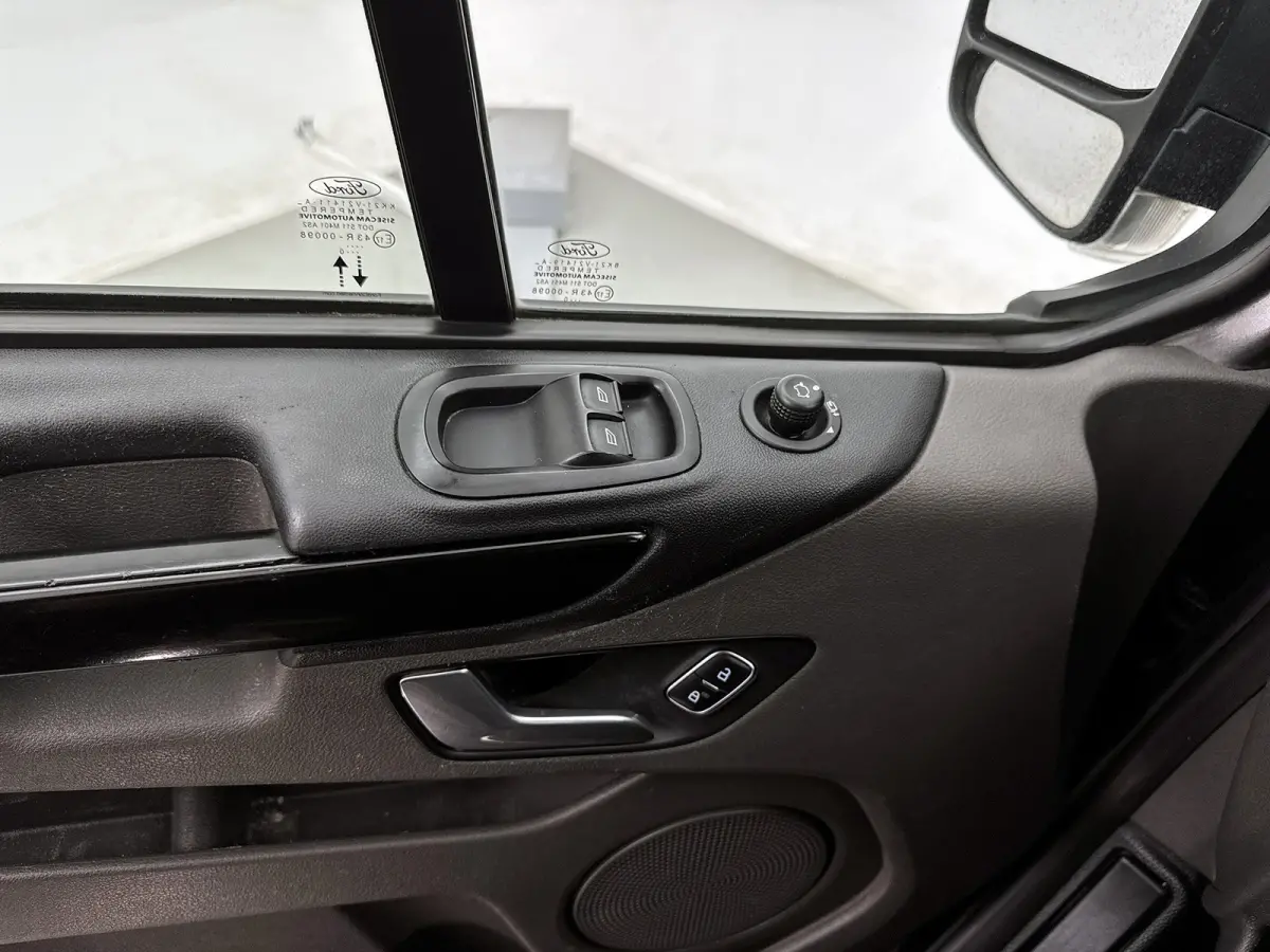 300 2.0 TDCI L2H1 Limited DC 170pk Navigatie Leder Dubbele cabine Trekhaak Camera