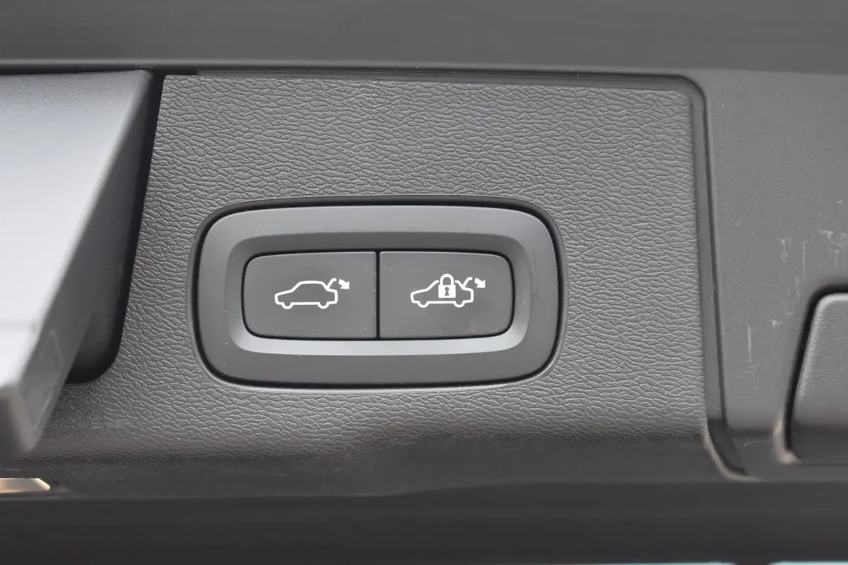 2.0 T6 Plug-in hybrid AWD Ultimate Dark | Bowers & Wilkens | Luchtvering | 360 Camera | Trekhaak |