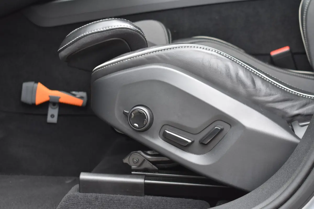 2.0 T6 Plug-in hybrid AWD Ultimate Dark | Bowers & Wilkens | Luchtvering | 360 Camera | Trekhaak |