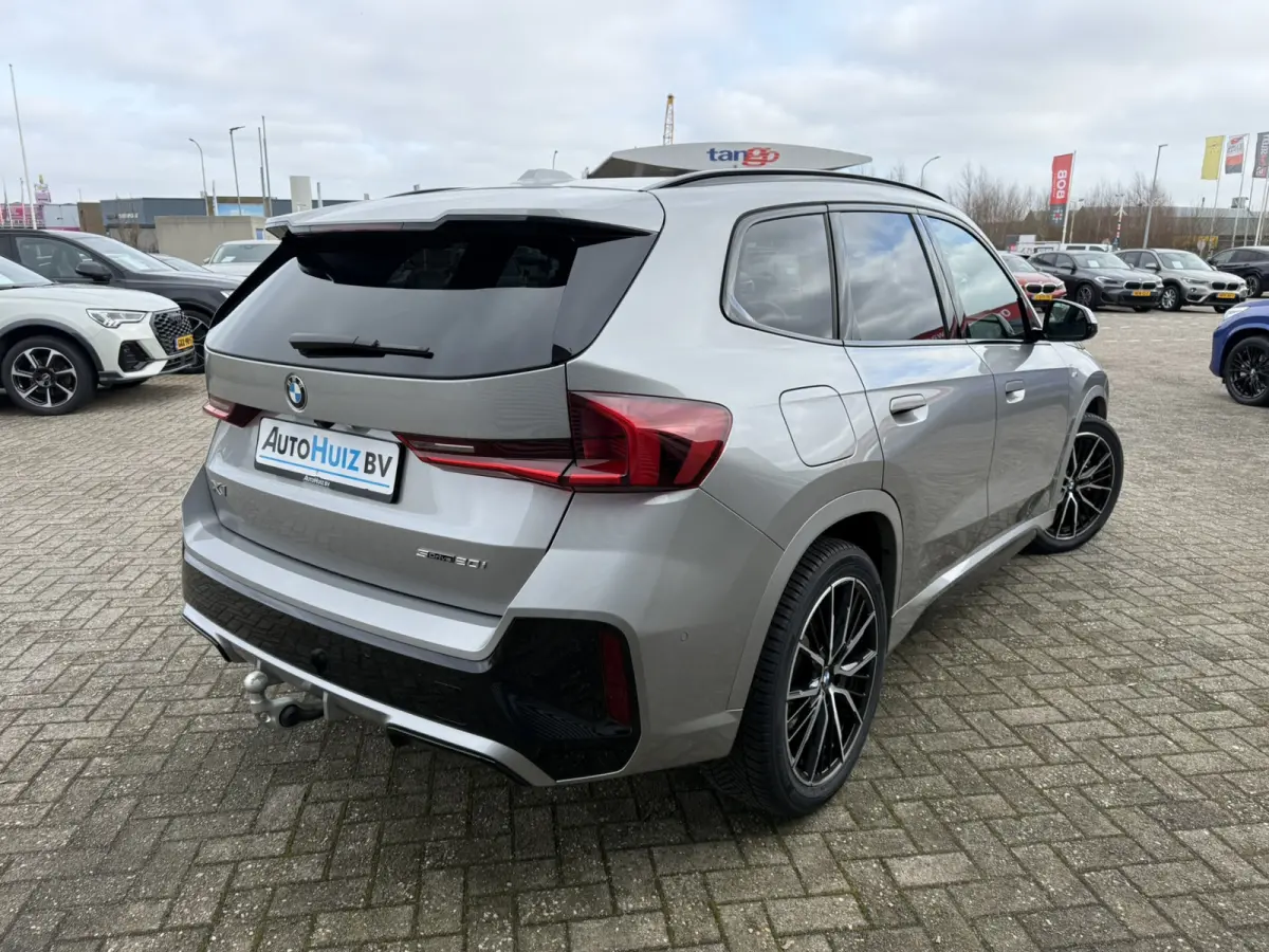 sDrive20i M Sport Trekhaak LED Carplay Achteruitrijcamera PDC Trekhaak 1800 KG Trekgewicht 19 Inch 4Seizoenenbanden DAB Shadow-line