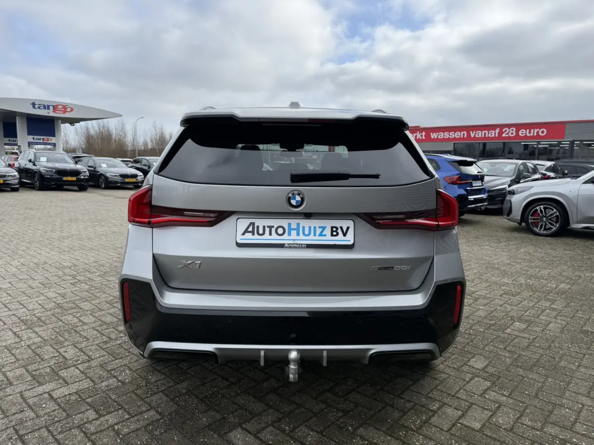 sDrive20i M Sport Trekhaak LED Carplay Achteruitrijcamera PDC Trekhaak 1800 KG Trekgewicht 19 Inch 4Seizoenenbanden DAB Shadow-line