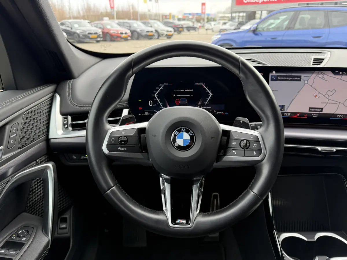 sDrive20i M Sport Trekhaak LED Carplay Achteruitrijcamera PDC Trekhaak 1800 KG Trekgewicht 19 Inch 4Seizoenenbanden DAB Shadow-line