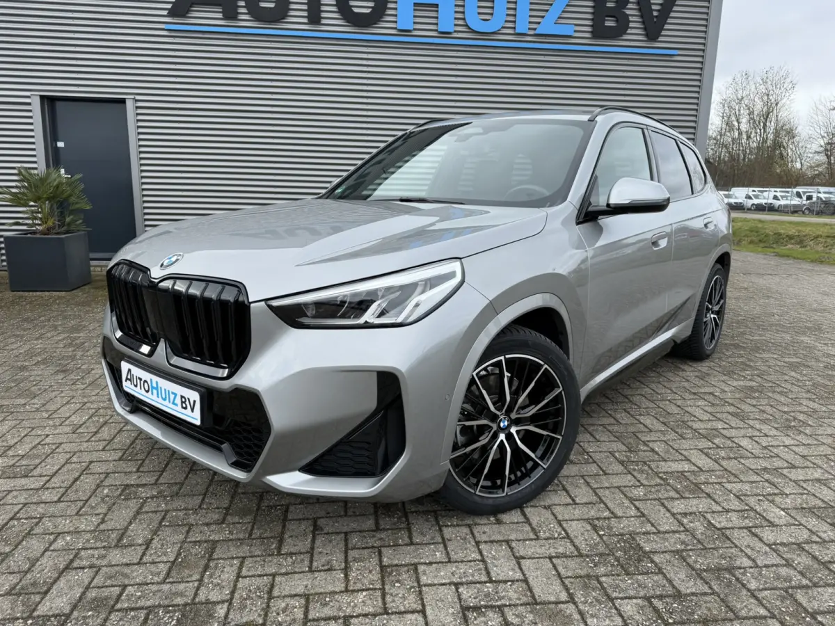 sDrive20i M Sport Trekhaak LED Carplay Achteruitrijcamera PDC Trekhaak 1800 KG Trekgewicht 19 Inch 4Seizoenenbanden DAB Shadow-line