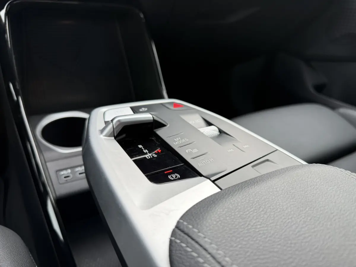 sDrive20i M Sport Trekhaak LED Carplay Achteruitrijcamera PDC Trekhaak 1800 KG Trekgewicht 19 Inch 4Seizoenenbanden DAB Shadow-line