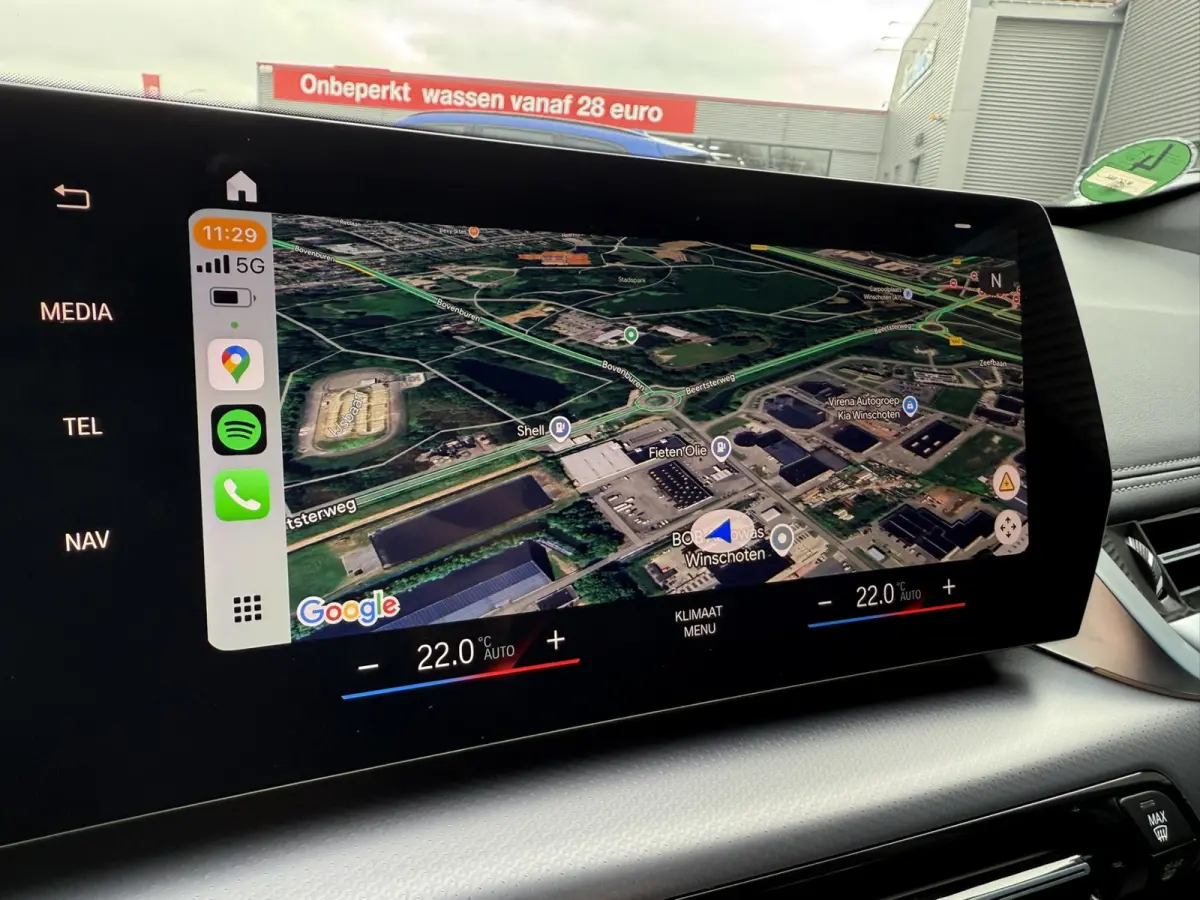 sDrive20i M Sport Trekhaak LED Carplay Achteruitrijcamera PDC Trekhaak 1800 KG Trekgewicht 19 Inch 4Seizoenenbanden DAB Shadow-line