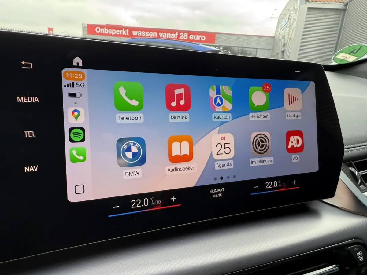 sDrive20i M Sport Trekhaak LED Carplay Achteruitrijcamera PDC Trekhaak 1800 KG Trekgewicht 19 Inch 4Seizoenenbanden DAB Shadow-line