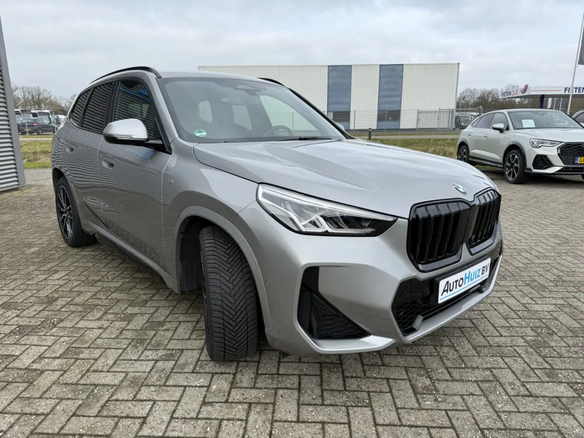 sDrive20i M Sport Trekhaak LED Carplay Achteruitrijcamera PDC Trekhaak 1800 KG Trekgewicht 19 Inch 4Seizoenenbanden DAB Shadow-line