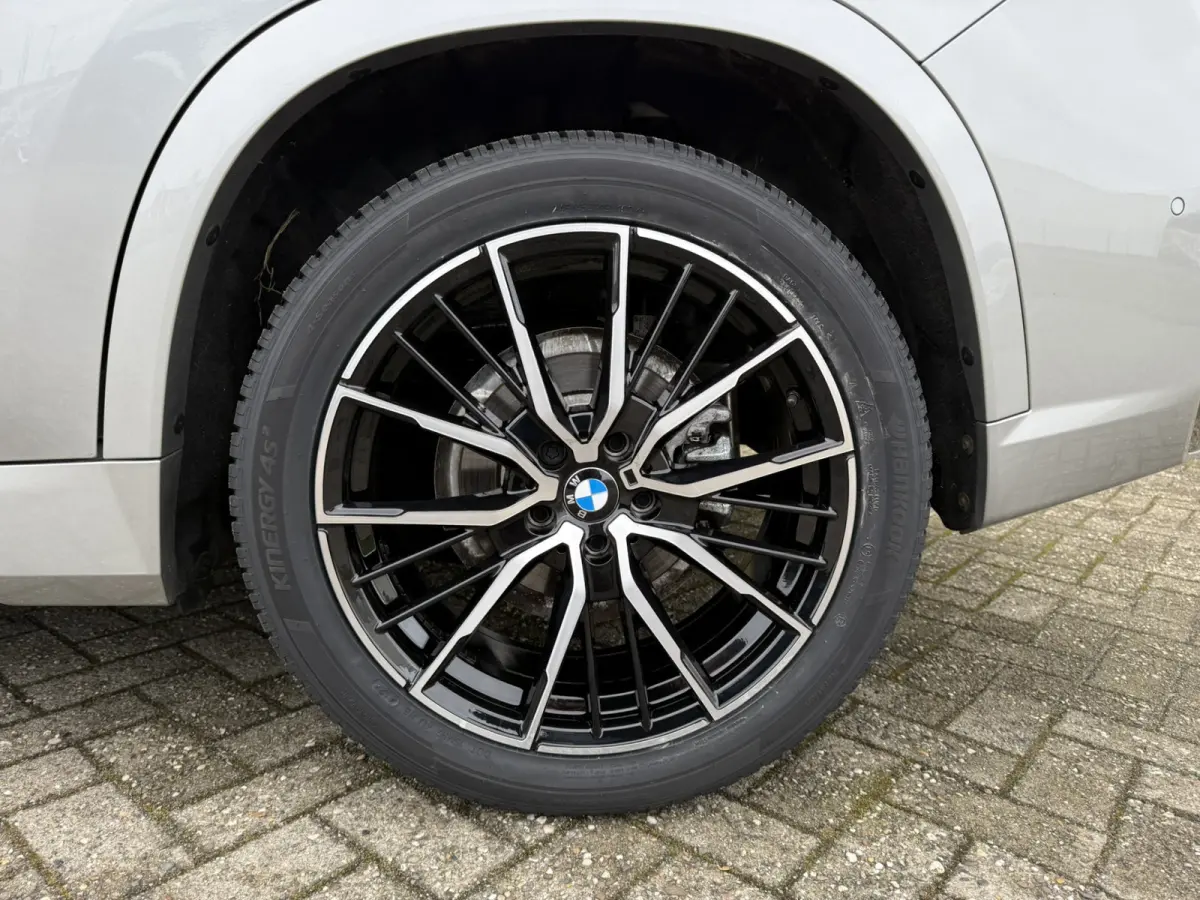sDrive20i M Sport Trekhaak LED Carplay Achteruitrijcamera PDC Trekhaak 1800 KG Trekgewicht 19 Inch 4Seizoenenbanden DAB Shadow-line