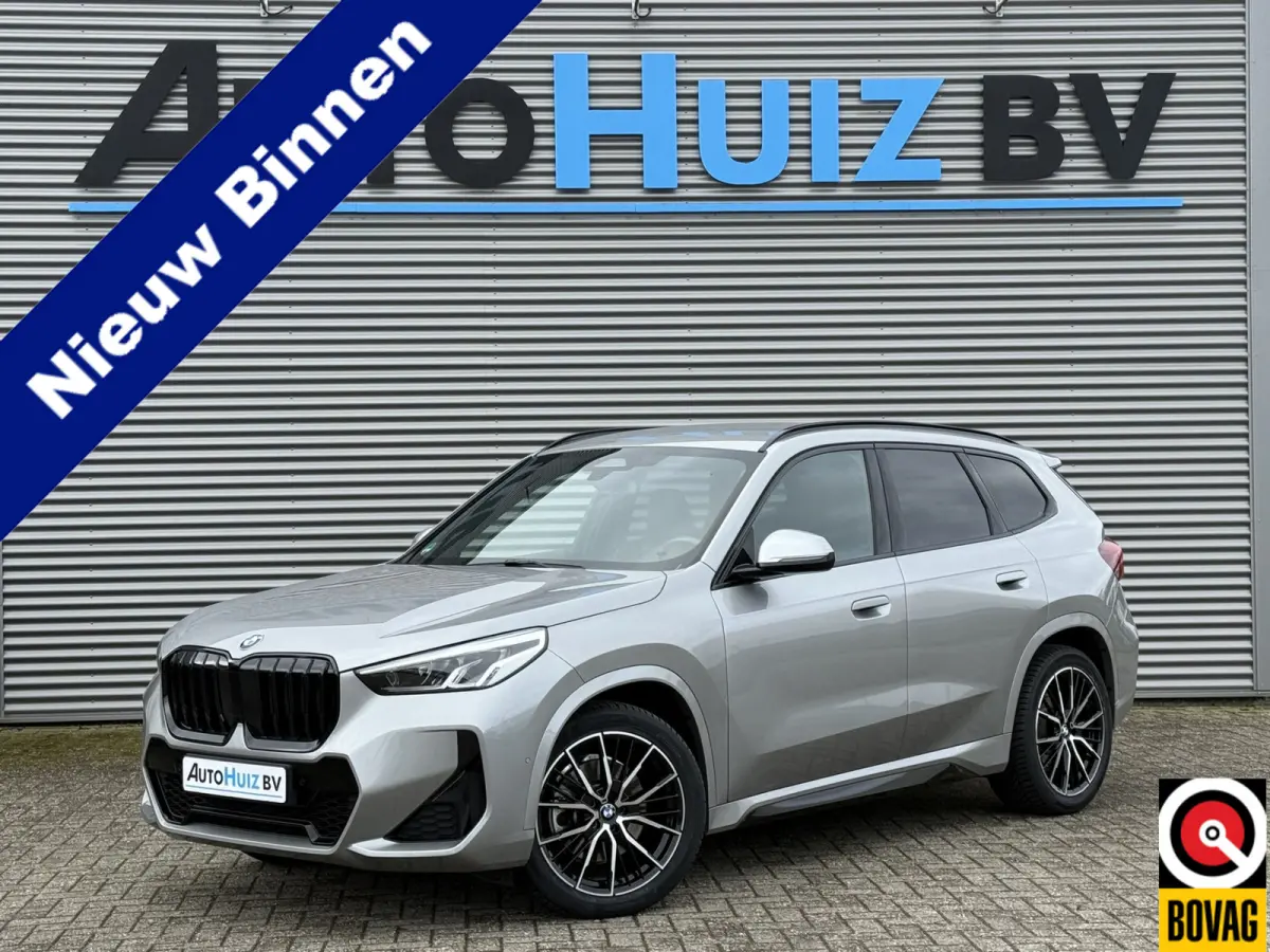 sDrive20i M Sport Trekhaak LED Carplay Achteruitrijcamera PDC Trekhaak 1800 KG Trekgewicht 19 Inch 4Seizoenenbanden DAB Shadow-line