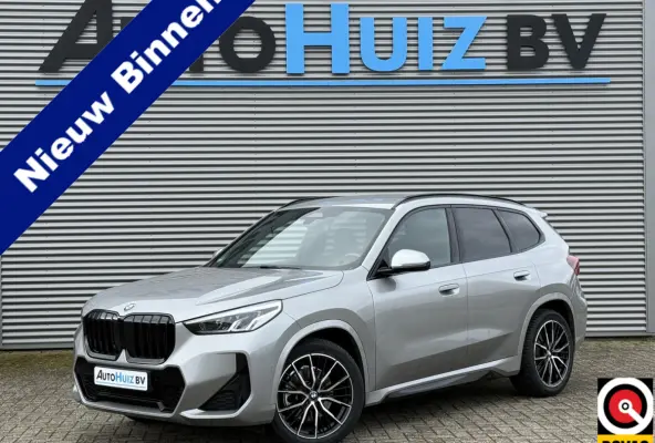sDrive20i M Sport Trekhaak LED Carplay Achteruitrijcamera PDC Trekhaak 1800 KG Trekgewicht 19 Inch 4Seizoenenbanden DAB Shadow-line