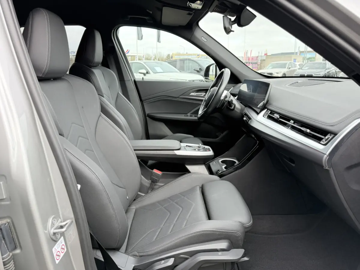sDrive20i M Sport Trekhaak LED Carplay Achteruitrijcamera PDC Trekhaak 1800 KG Trekgewicht 19 Inch 4Seizoenenbanden DAB Shadow-line