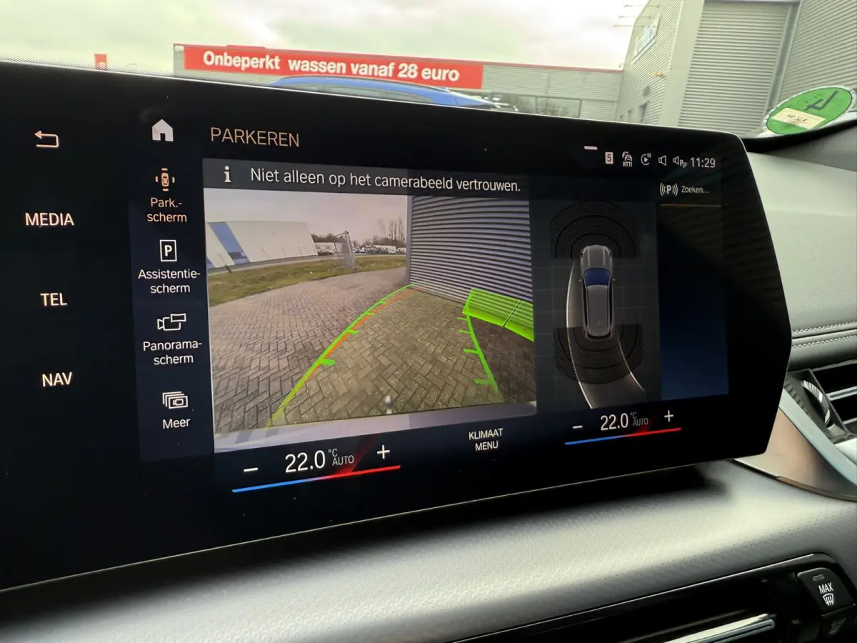 sDrive20i M Sport Trekhaak LED Carplay Achteruitrijcamera PDC Trekhaak 1800 KG Trekgewicht 19 Inch 4Seizoenenbanden DAB Shadow-line