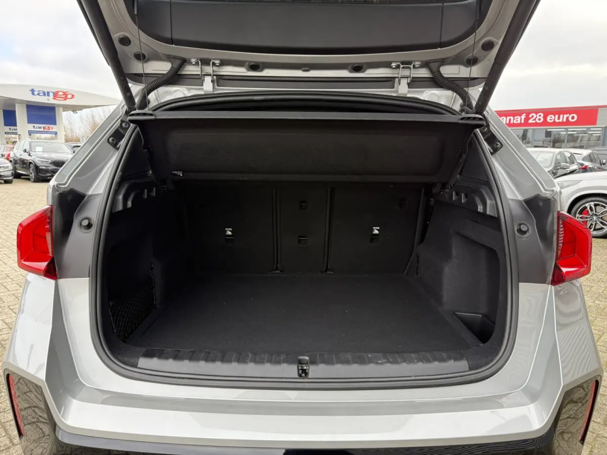 sDrive20i M Sport Trekhaak LED Carplay Achteruitrijcamera PDC Trekhaak 1800 KG Trekgewicht 19 Inch 4Seizoenenbanden DAB Shadow-line
