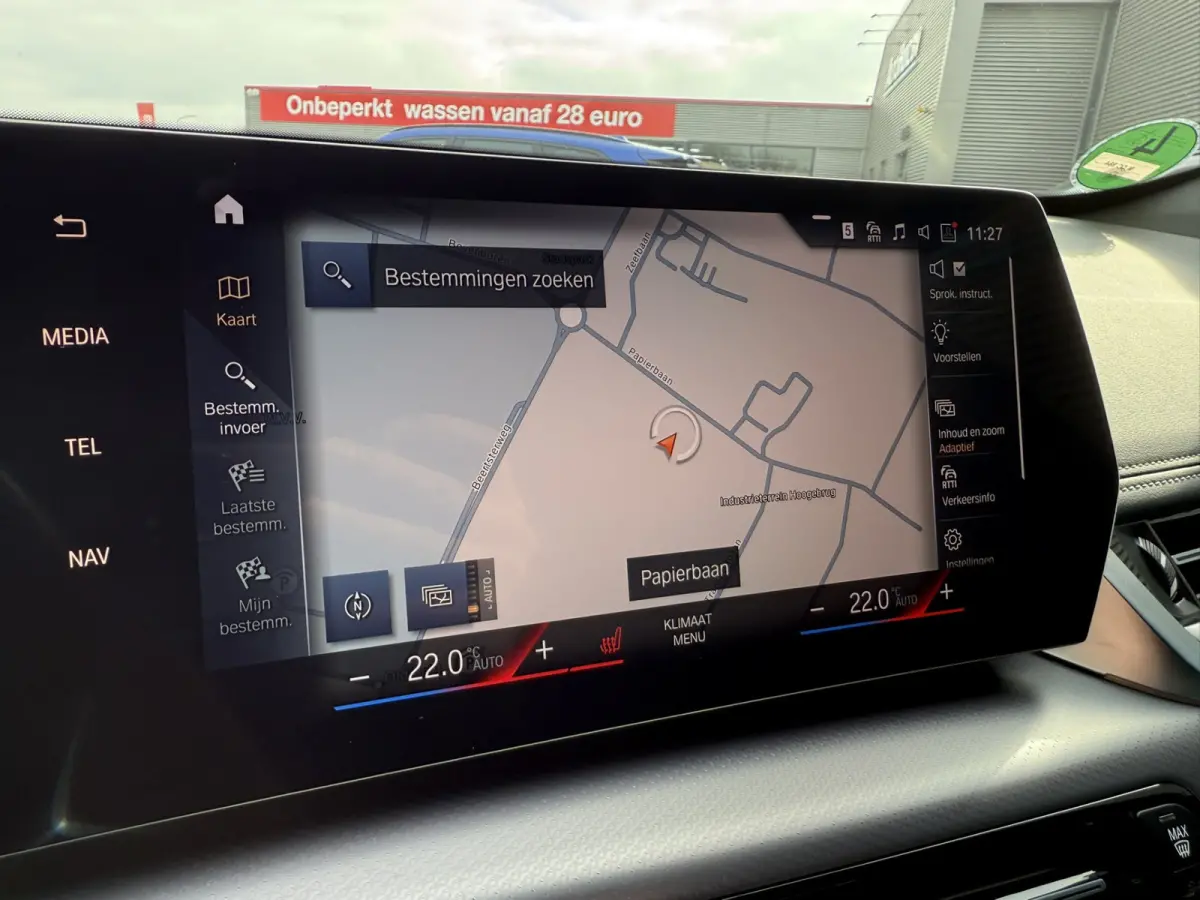 sDrive20i M Sport Trekhaak LED Carplay Achteruitrijcamera PDC Trekhaak 1800 KG Trekgewicht 19 Inch 4Seizoenenbanden DAB Shadow-line