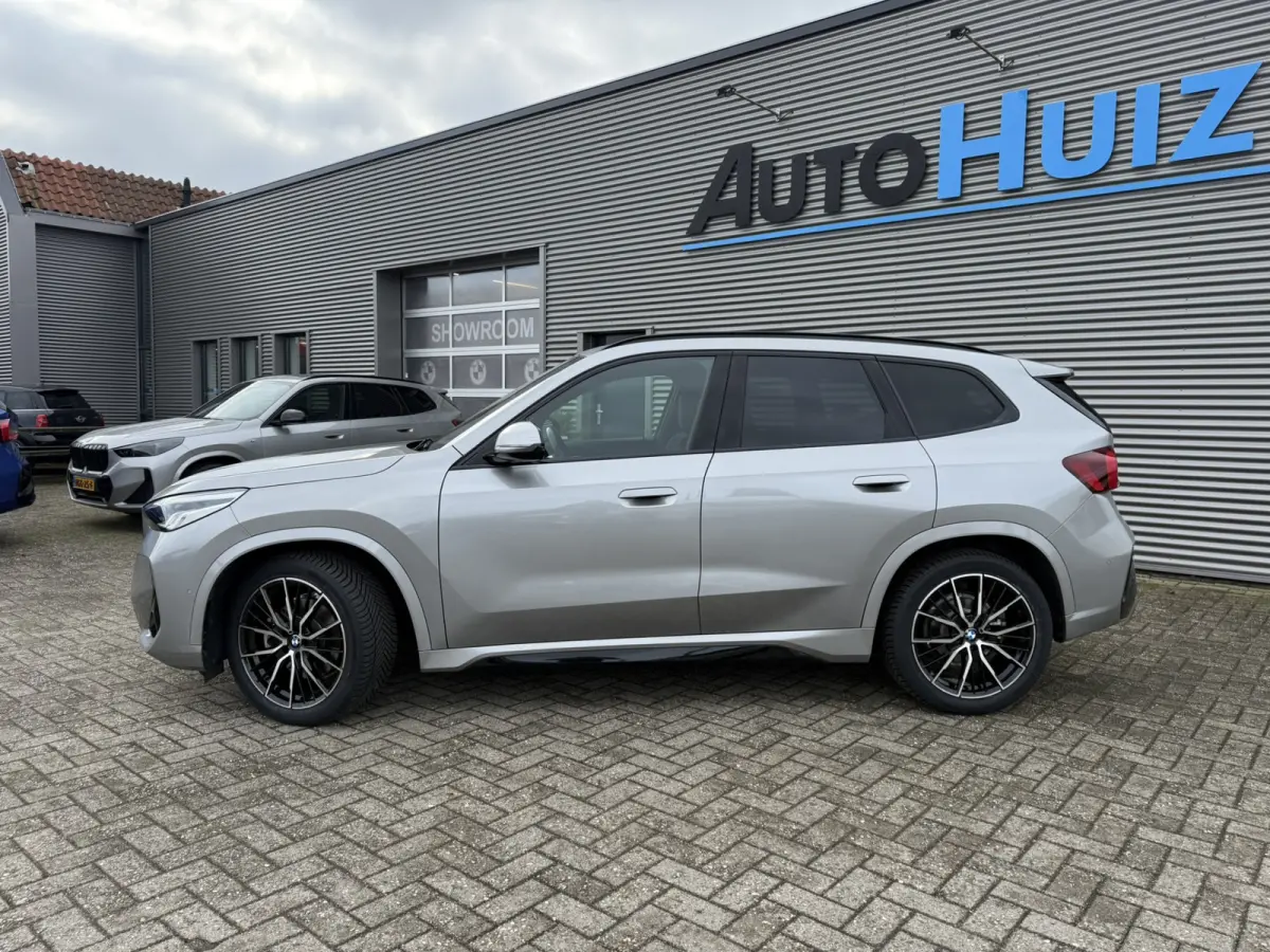 sDrive20i M Sport Trekhaak LED Carplay Achteruitrijcamera PDC Trekhaak 1800 KG Trekgewicht 19 Inch 4Seizoenenbanden DAB Shadow-line
