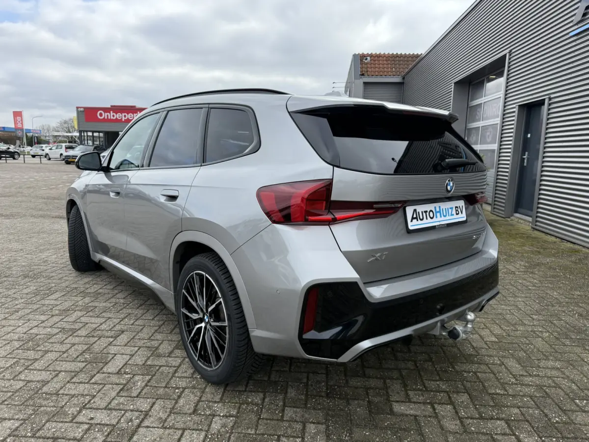 sDrive20i M Sport Trekhaak LED Carplay Achteruitrijcamera PDC Trekhaak 1800 KG Trekgewicht 19 Inch 4Seizoenenbanden DAB Shadow-line