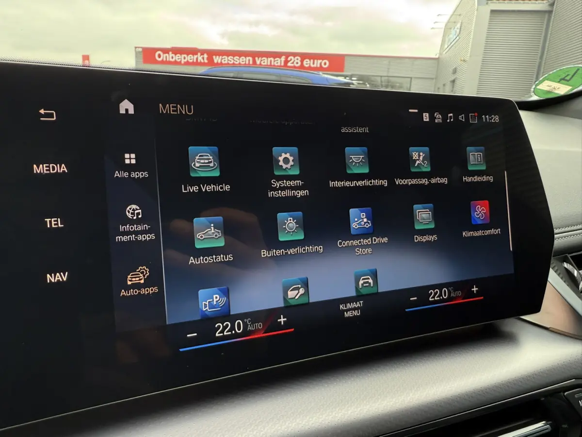 sDrive20i M Sport Trekhaak LED Carplay Achteruitrijcamera PDC Trekhaak 1800 KG Trekgewicht 19 Inch 4Seizoenenbanden DAB Shadow-line