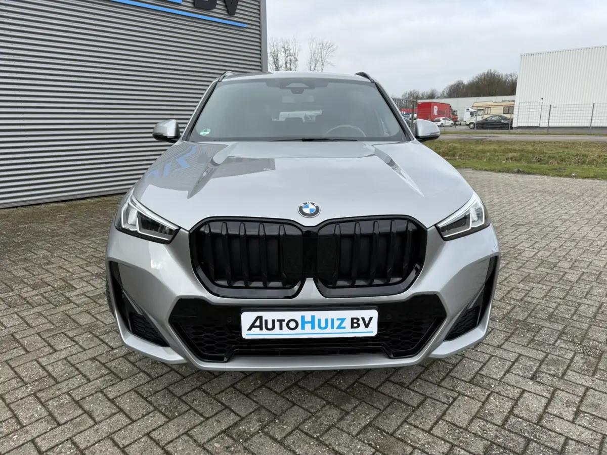sDrive20i M Sport Trekhaak LED Carplay Achteruitrijcamera PDC Trekhaak 1800 KG Trekgewicht 19 Inch 4Seizoenenbanden DAB Shadow-line