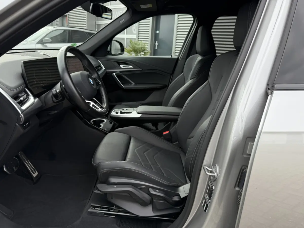 sDrive20i M Sport Trekhaak LED Carplay Achteruitrijcamera PDC Trekhaak 1800 KG Trekgewicht 19 Inch 4Seizoenenbanden DAB Shadow-line