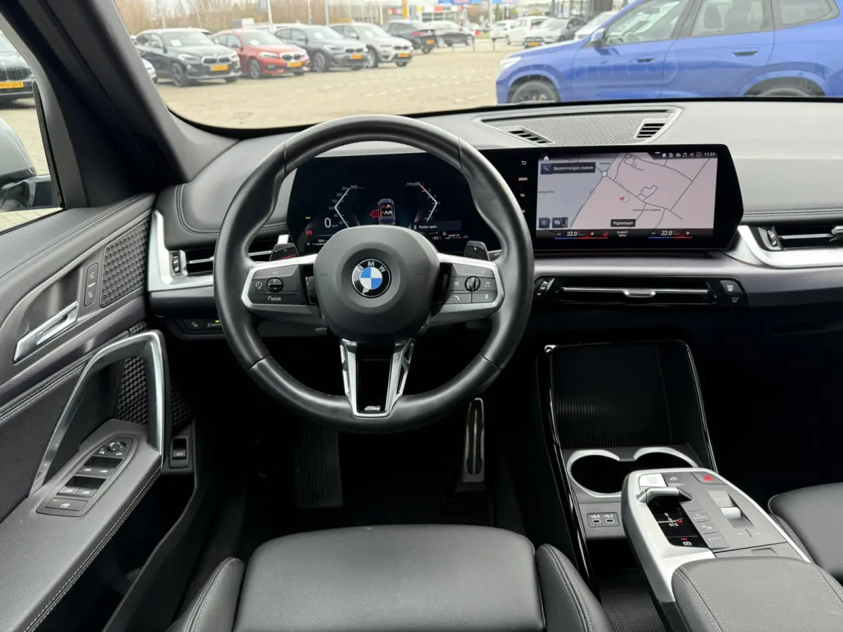 sDrive20i M Sport Trekhaak LED Carplay Achteruitrijcamera PDC Trekhaak 1800 KG Trekgewicht 19 Inch 4Seizoenenbanden DAB Shadow-line