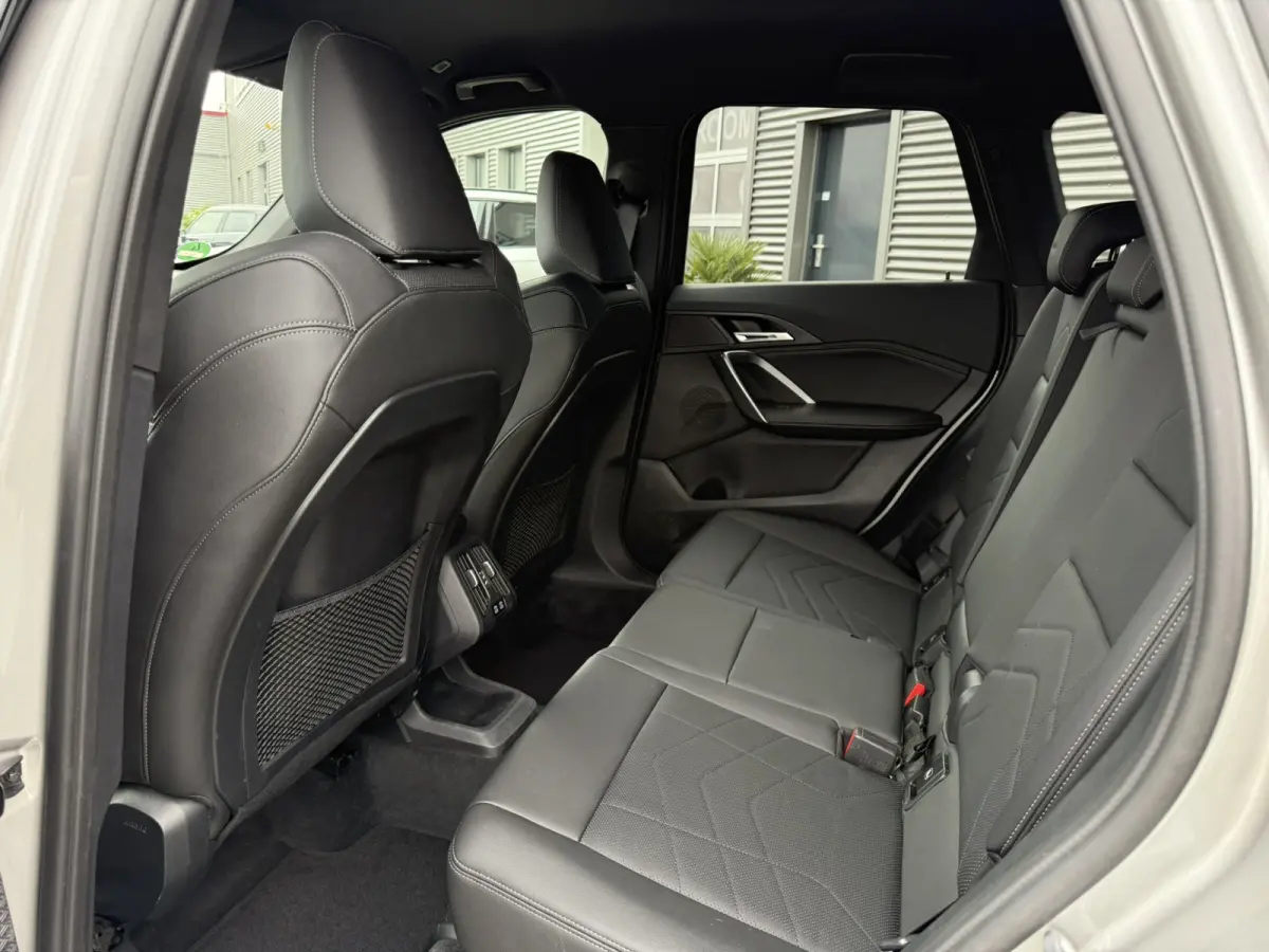 sDrive20i M Sport Trekhaak LED Carplay Achteruitrijcamera PDC Trekhaak 1800 KG Trekgewicht 19 Inch 4Seizoenenbanden DAB Shadow-line