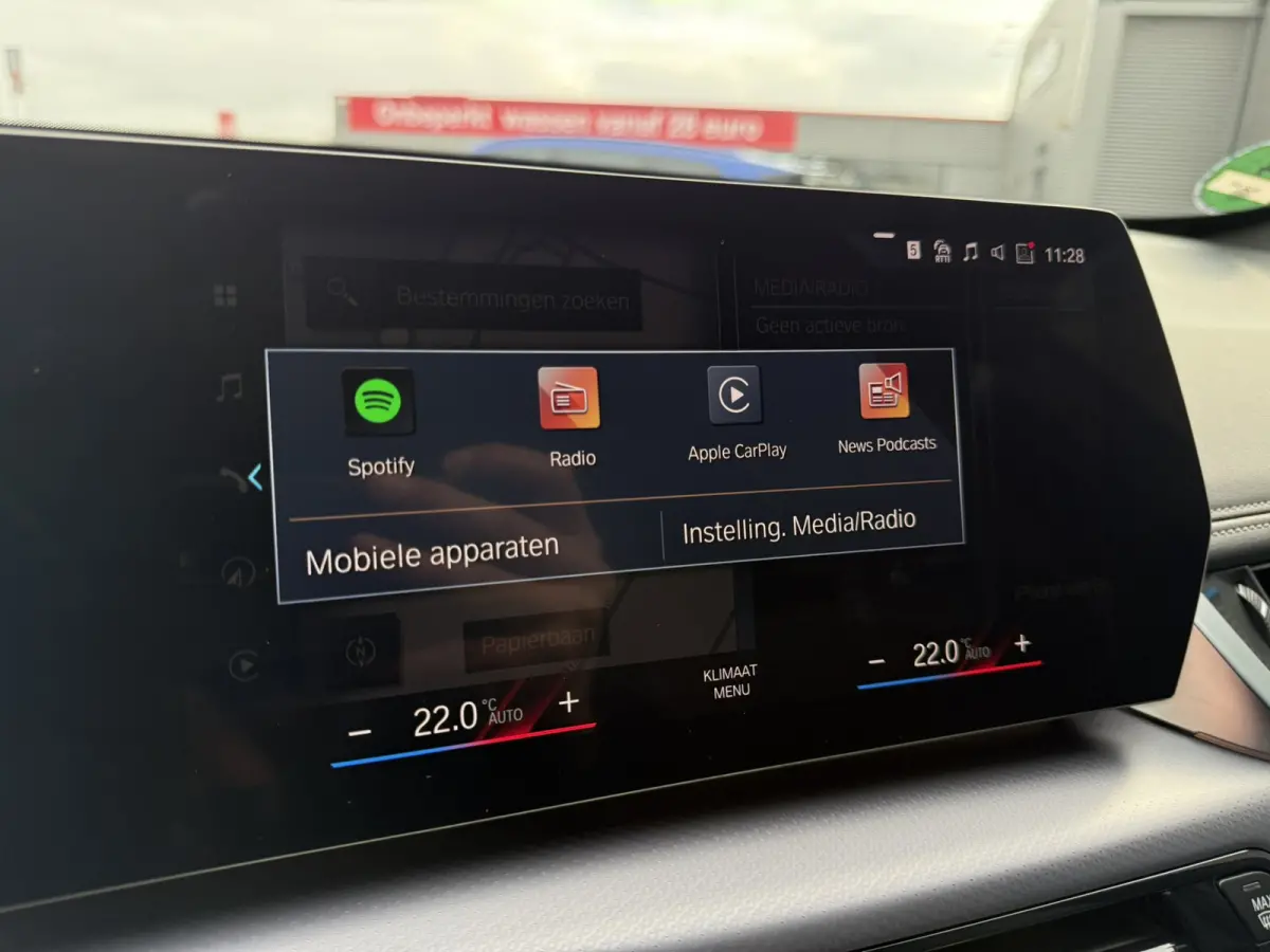 sDrive20i M Sport Trekhaak LED Carplay Achteruitrijcamera PDC Trekhaak 1800 KG Trekgewicht 19 Inch 4Seizoenenbanden DAB Shadow-line