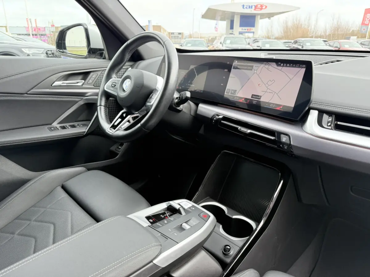 sDrive20i M Sport Trekhaak LED Carplay Achteruitrijcamera PDC Trekhaak 1800 KG Trekgewicht 19 Inch 4Seizoenenbanden DAB Shadow-line