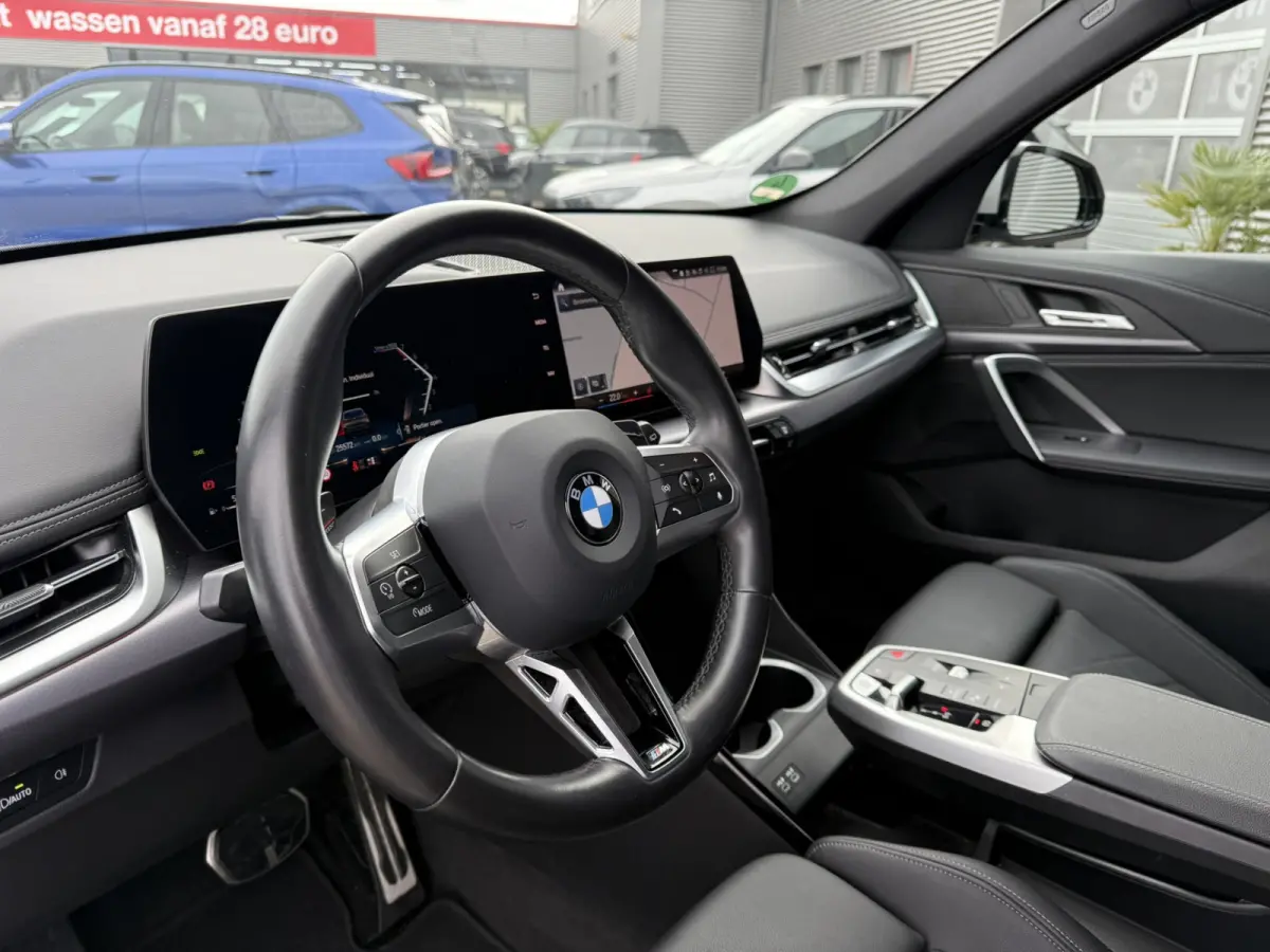 sDrive20i M Sport Trekhaak LED Carplay Achteruitrijcamera PDC Trekhaak 1800 KG Trekgewicht 19 Inch 4Seizoenenbanden DAB Shadow-line