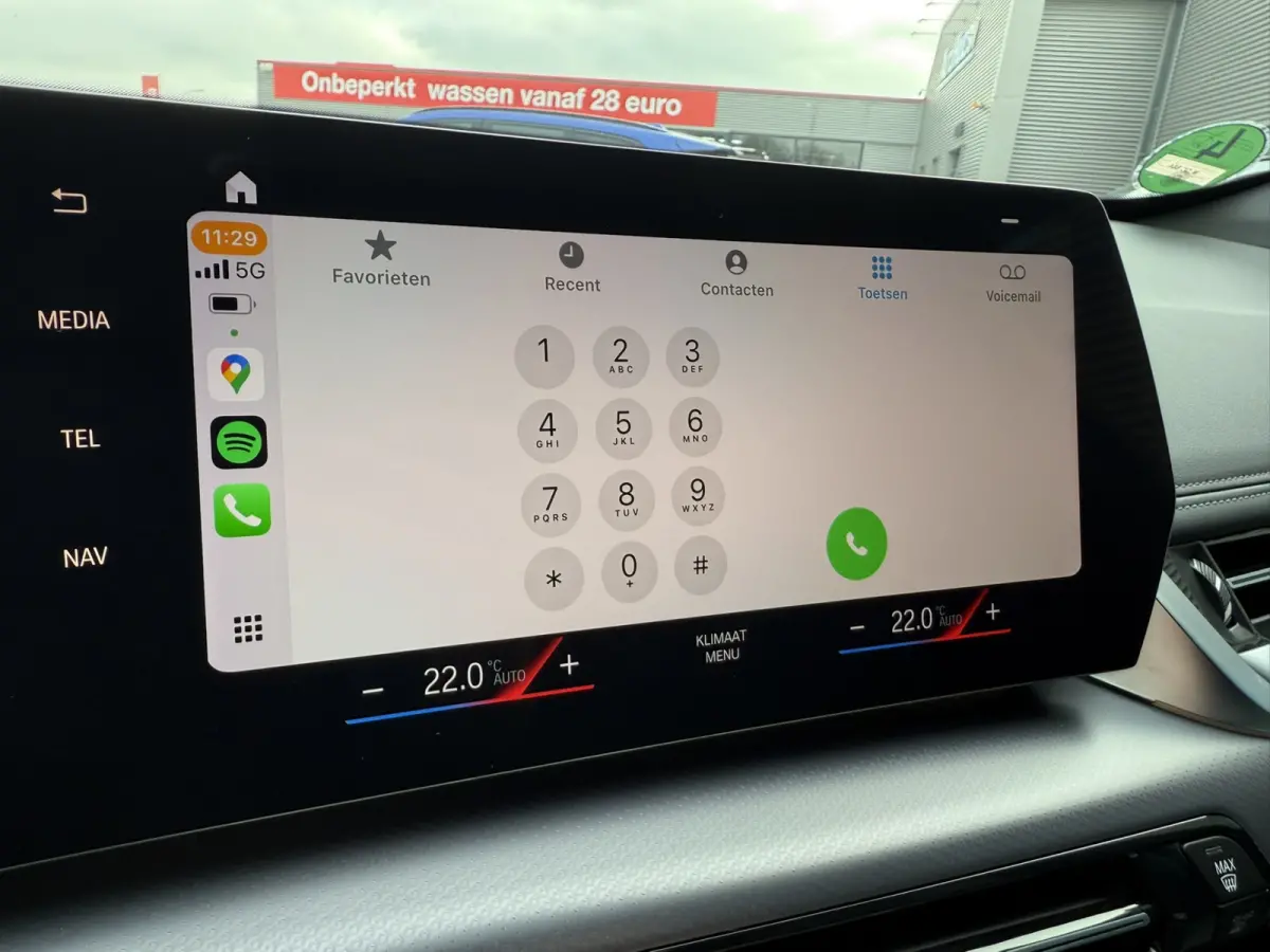 sDrive20i M Sport Trekhaak LED Carplay Achteruitrijcamera PDC Trekhaak 1800 KG Trekgewicht 19 Inch 4Seizoenenbanden DAB Shadow-line