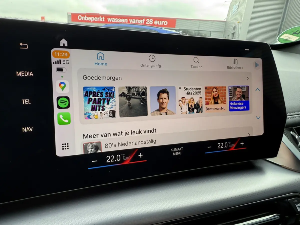 sDrive20i M Sport Trekhaak LED Carplay Achteruitrijcamera PDC Trekhaak 1800 KG Trekgewicht 19 Inch 4Seizoenenbanden DAB Shadow-line