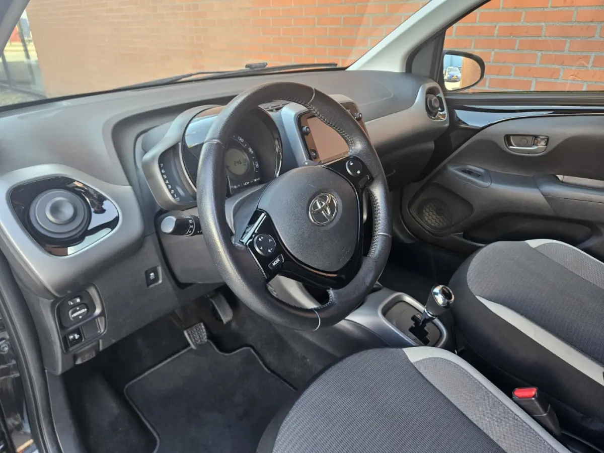 1.0 VVT-i x-joy Automaat 1e eigenaar Clima Camera Carplay