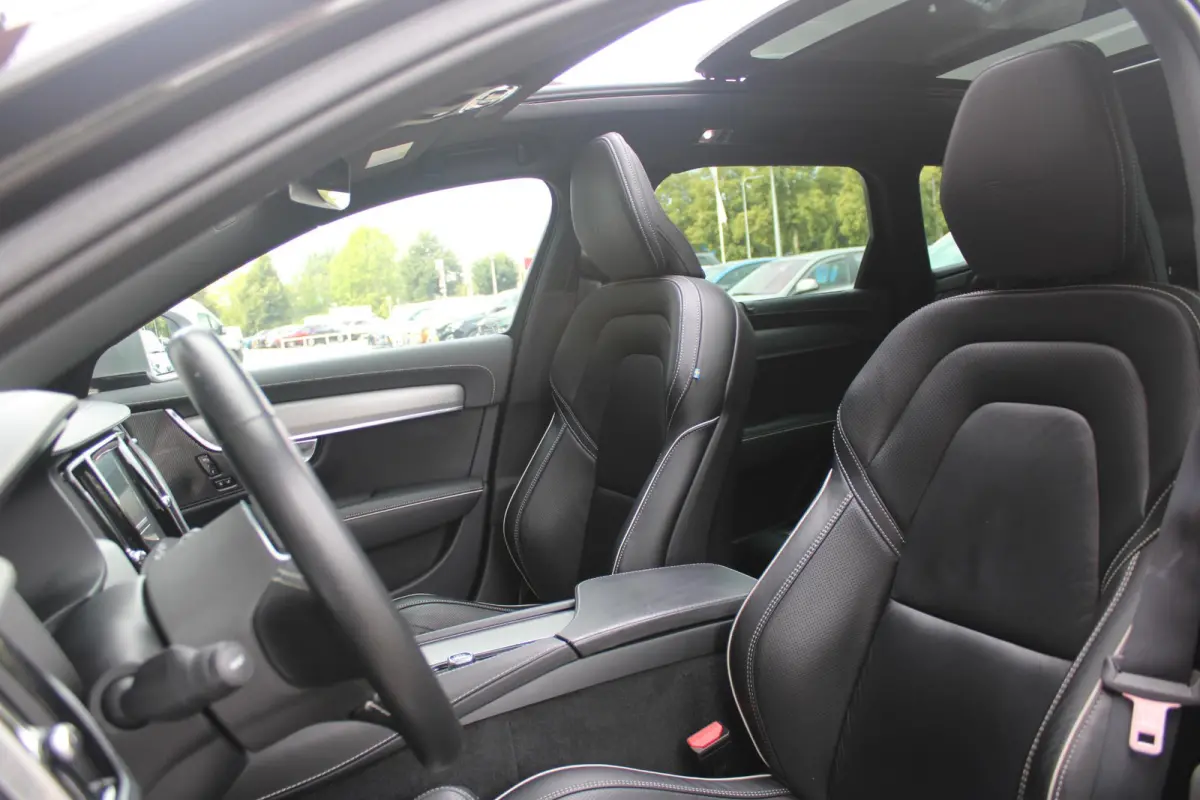 2.0 T4 190PK R-Design | PANORAMISCH SCHUIF/KANTEL DAK | HARMAN KARDON PREMIUM AUDIO | ELEKTRSICHE VOORSTOELEN MET GEHEUGEN FUNCTIE | STOEL/STUUR VERWARMING | ACHTERBANK VERWARMING | HEAD-UP 