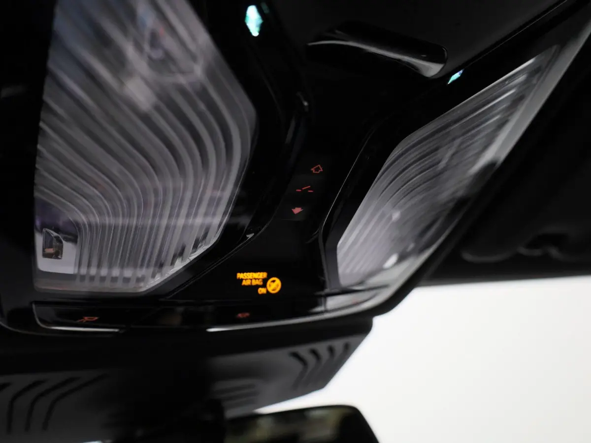 High Executive 80 kWh | M-PAKKET |  PANO-SCHUIFDAK | HEAD-UP | SHADOWLINE | TREKHAAK | HARMAN KARDON | STUURVERWARMING