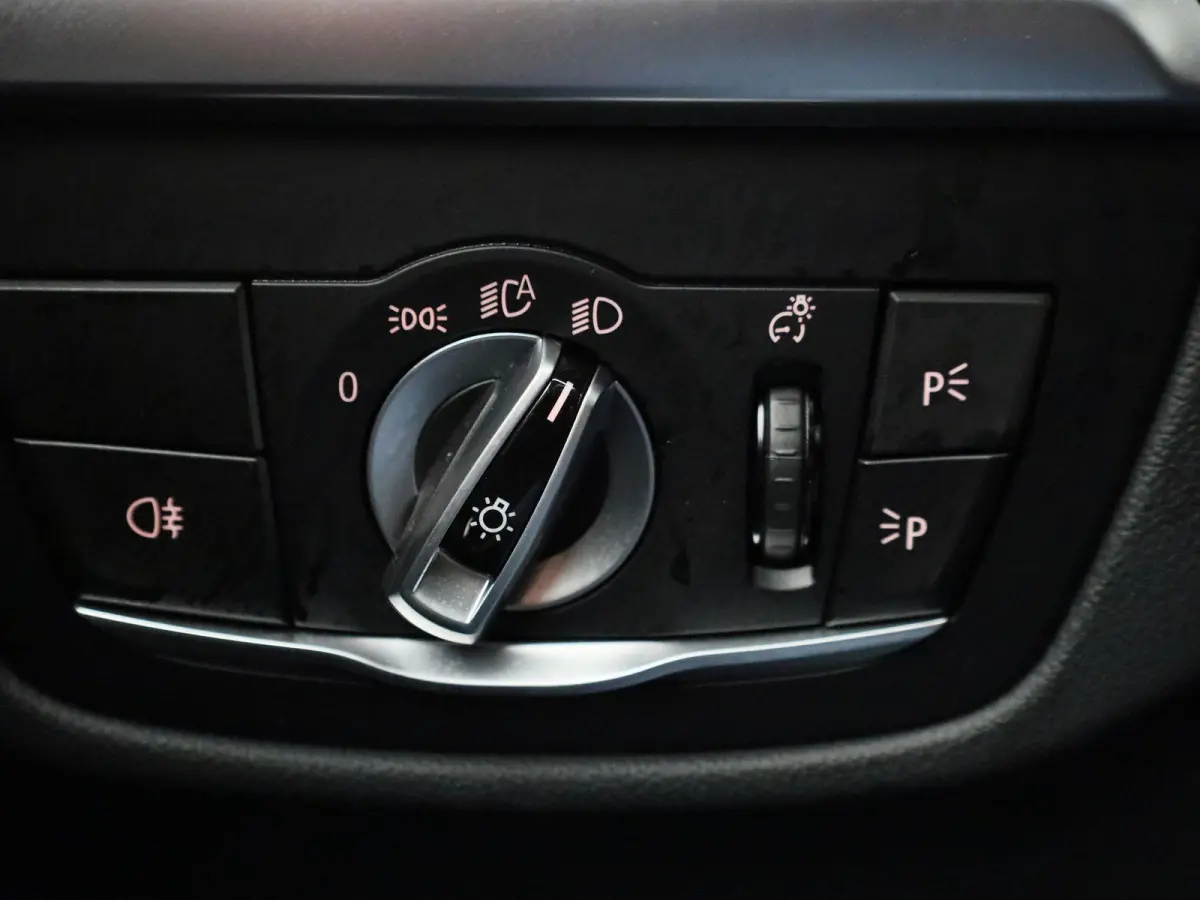 High Executive 80 kWh | M-PAKKET |  PANO-SCHUIFDAK | HEAD-UP | SHADOWLINE | TREKHAAK | HARMAN KARDON | STUURVERWARMING