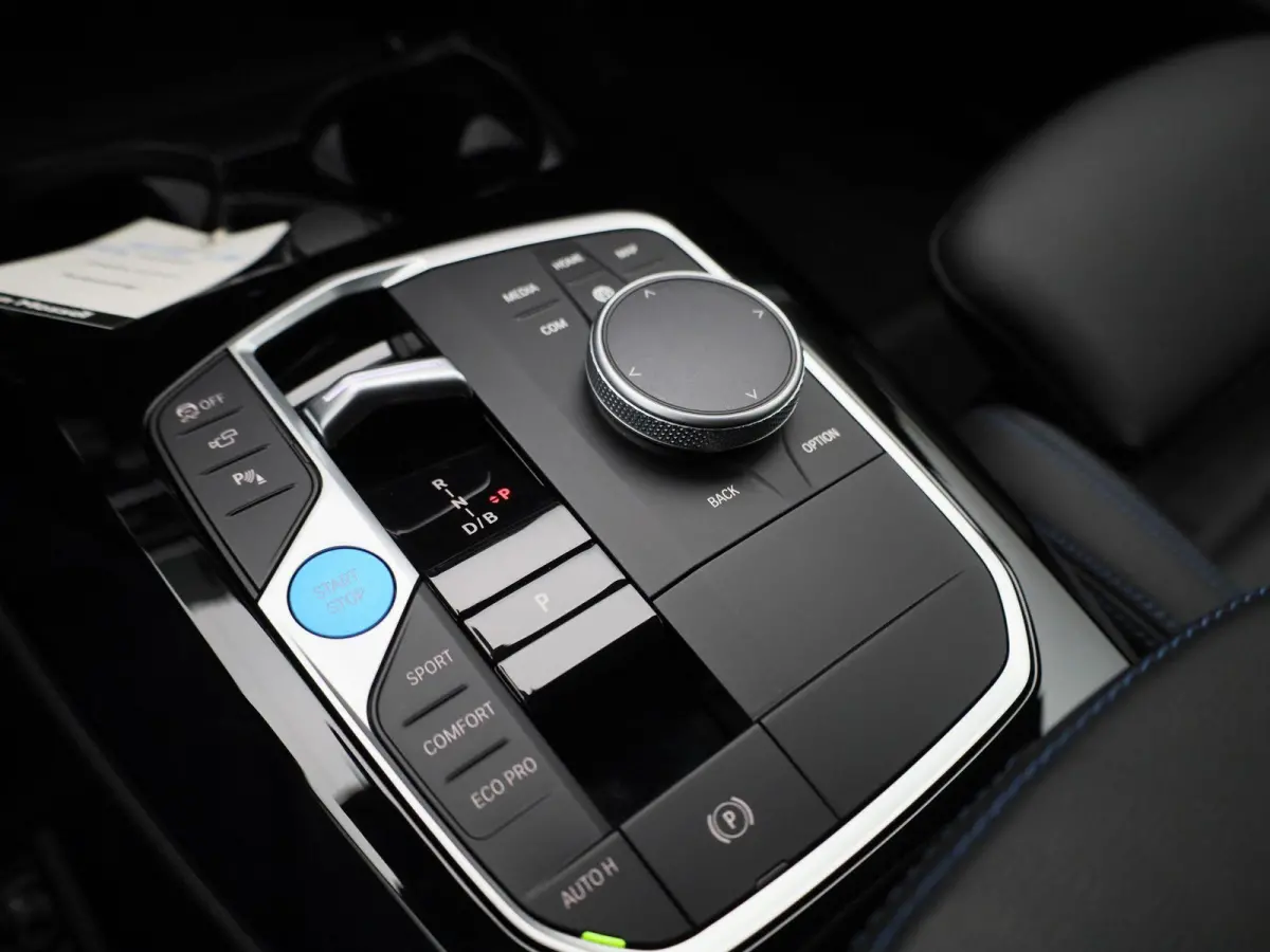 High Executive 80 kWh | M-PAKKET |  PANO-SCHUIFDAK | HEAD-UP | SHADOWLINE | TREKHAAK | HARMAN KARDON | STUURVERWARMING