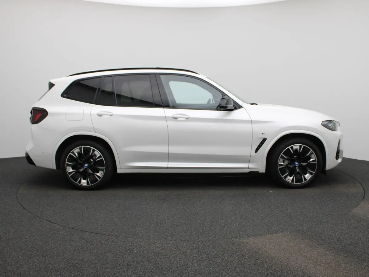 High Executive 80 kWh | M-PAKKET |  PANO-SCHUIFDAK | HEAD-UP | SHADOWLINE | TREKHAAK | HARMAN KARDON | STUURVERWARMING