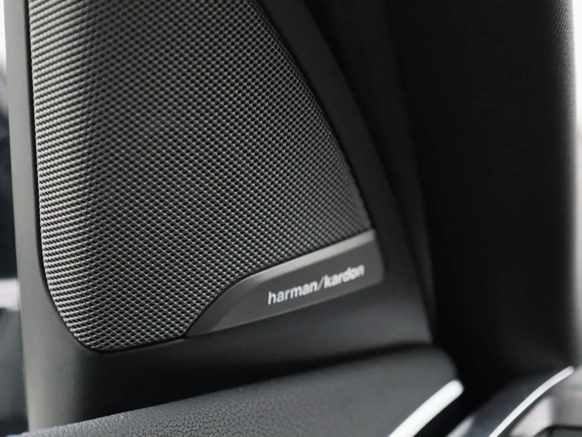 High Executive 80 kWh | M-PAKKET |  PANO-SCHUIFDAK | HEAD-UP | SHADOWLINE | TREKHAAK | HARMAN KARDON | STUURVERWARMING