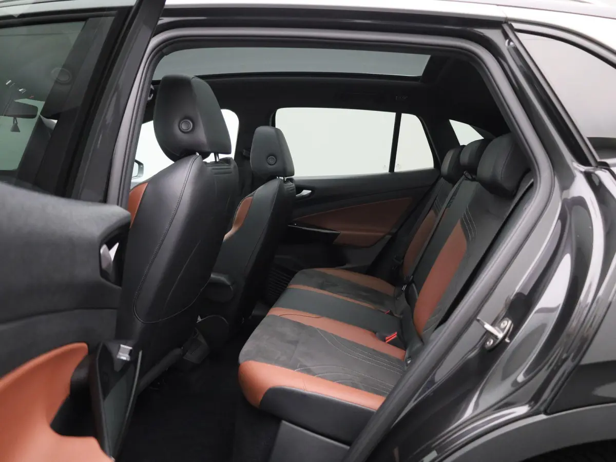 Pure 52 kWh 170 PK| Dealeronderhouden |Panoramadak | Navigatie | Stuurwielverwarming | Parkeersensoren | LED Matrix | 19 Inch Velgen