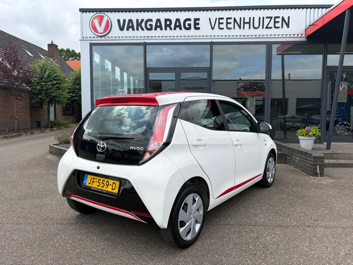 1.0 VVT-i x-play|Rijklaar prijs|Camera|Dealer Onderhouden|Lane assist|Airco|Bluetooth|