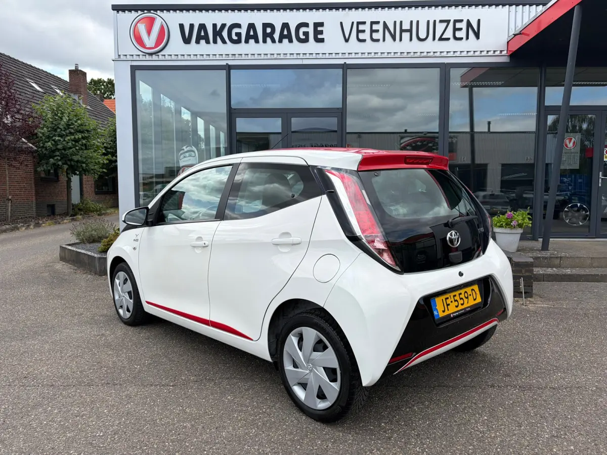 1.0 VVT-i x-play|Rijklaar prijs|Camera|Dealer Onderhouden|Lane assist|Airco|Bluetooth|