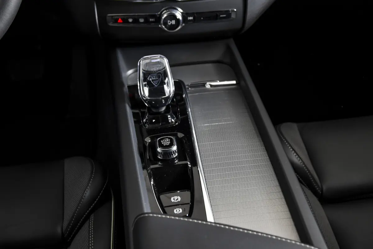 2.0 T6 Plug-in hybrid AWD Ultra Black Edition | S/K-Panodak | Elek. Trekhaak | Alarmklasse 3 | Dig. Cockpit | Adapt. Cruise | Memory Stoelen | Elek. Klep | Stoel-+stuurverw. | Camera | NAV+A