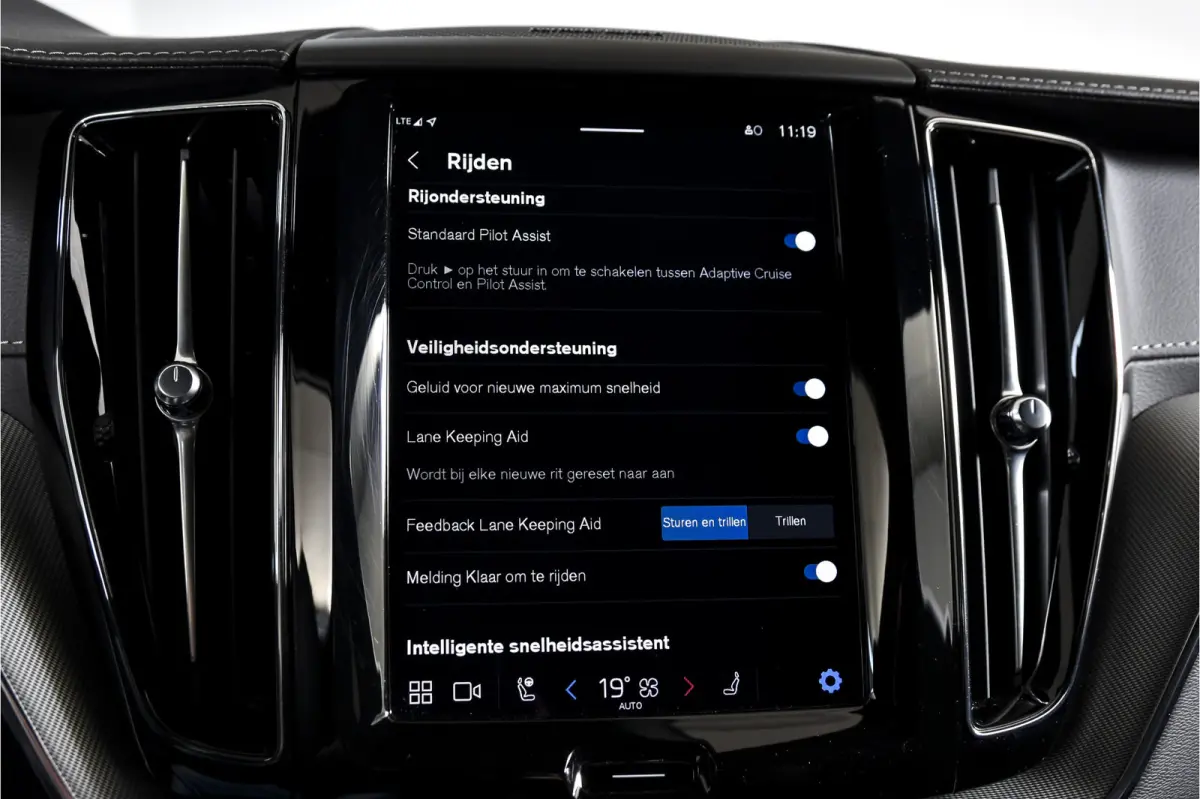 2.0 T6 Plug-in hybrid AWD Ultra Black Edition | S/K-Panodak | Elek. Trekhaak | Alarmklasse 3 | Dig. Cockpit | Adapt. Cruise | Memory Stoelen | Elek. Klep | Stoel-+stuurverw. | Camera | NAV+A
