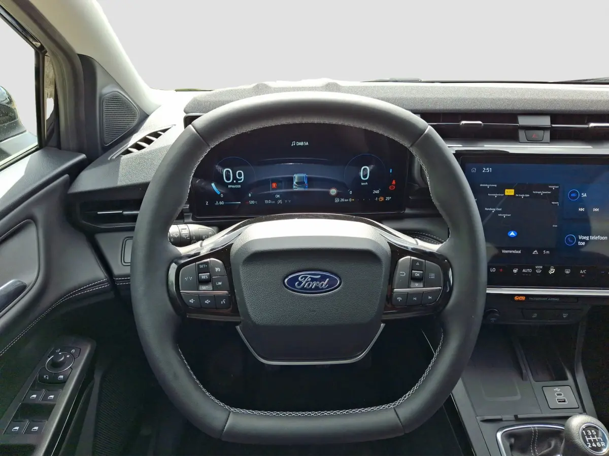 Titanium | WINTERPAKKET | ELEKTRISCHE ACHTERKLEP | CAMERA | CARPLAY DRAADLOOS | Achteruitrijcamera | Apple Carplay & Android Auto | Comfort-pakket